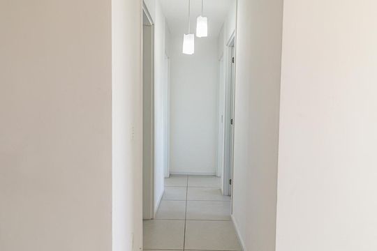 Corredor de apartamento para alugar com 3 quartos, 89m² em Jacarepaguá, Rio de Janeiro