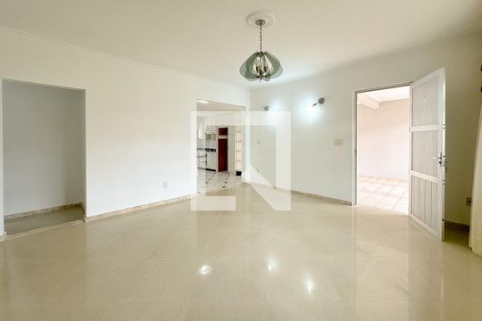Sala 1 de casa para alugar com 4 quartos, 500m² em Ipiranga, São José