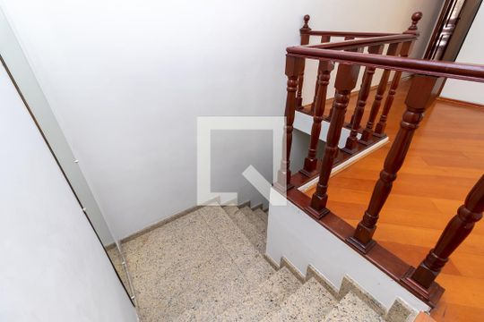 Escada de casa à venda com 3 quartos, 400m² em Chora Menino, São Paulo