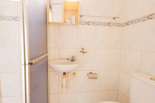 Banheiro de Serviço de apartamento para alugar com 2 quartos, 71m² em Higienópolis, Porto Alegre