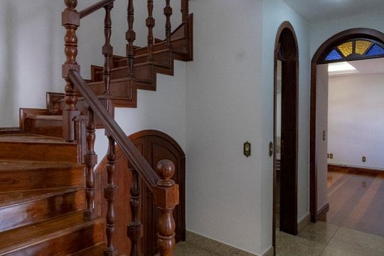 Escada de casa para alugar com 6 quartos, 500m² em Santo Antônio, Belo Horizonte