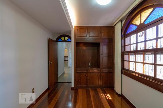 quarto de casa para alugar com 6 quartos, 500m² em Santo Antônio, Belo Horizonte