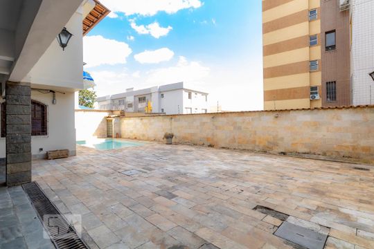 Quintal de casa para alugar com 6 quartos, 500m² em Santo Antônio, Belo Horizonte