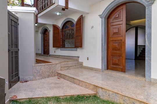 Fachada de casa para alugar com 6 quartos, 500m² em Santo Antônio, Belo Horizonte