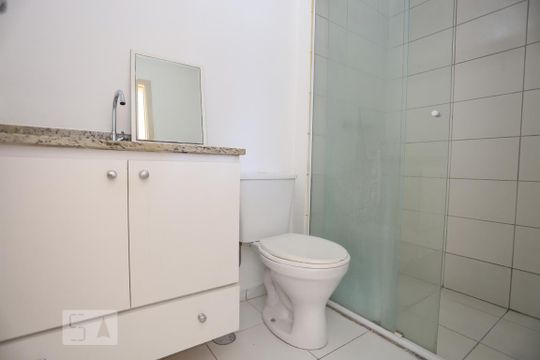Banheiro de apartamento para alugar com 2 quartos, 51m² em Umuarama, Osasco