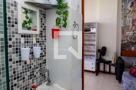 Banheiro de kitnet/studio para alugar com 1 quarto, 27m² em Centro, Rio de Janeiro