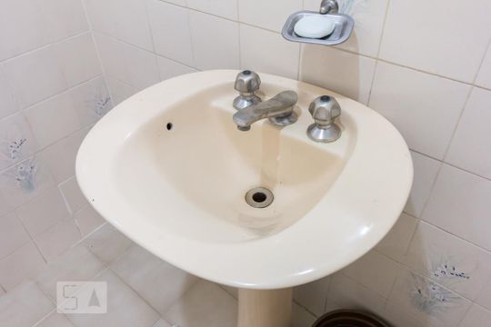 Banheiro Pia de apartamento para alugar com 2 quartos, 64m² em Perdizes, São Paulo