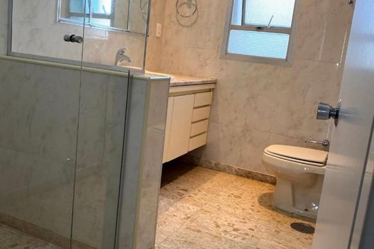 Banheiro de apartamento à venda com 4 quartos, 200m² em Vila Suzana, São Paulo