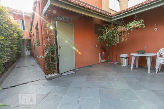 Quintal de casa à venda com 3 quartos, 210m² em Água Branca, São Paulo