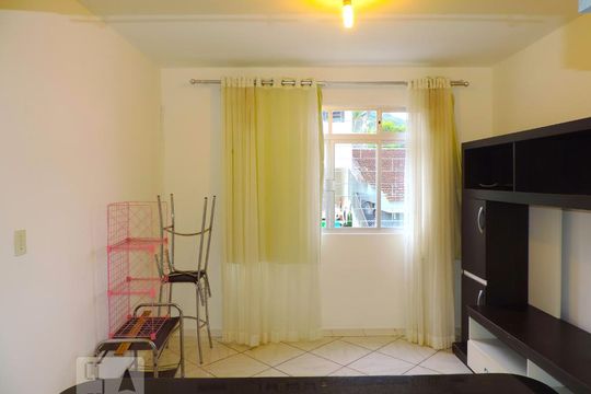 Sala de apartamento para alugar com 3 quartos, 65m² em Trindade, Florianópolis