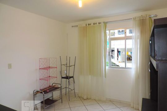 Sala de apartamento para alugar com 3 quartos, 65m² em Trindade, Florianópolis