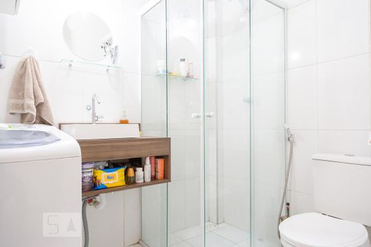 Banheiro de kitnet/studio para alugar com 1 quarto, 30m² em República, São Paulo