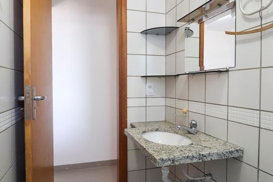 Banheiro social de apartamento à venda com 3 quartos, 85m² em Setor dos Funcionários, Goiânia