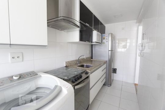 Cozinha de apartamento para alugar com 2 quartos, 77m² em Jacarepaguá, Rio de Janeiro