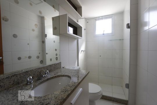 Banheiro suite de apartamento para alugar com 2 quartos, 77m² em Jacarepaguá, Rio de Janeiro