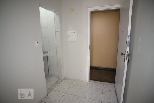 Entrada de kitnet/studio para alugar com 1 quarto, 40m² em Centro, Rio de Janeiro