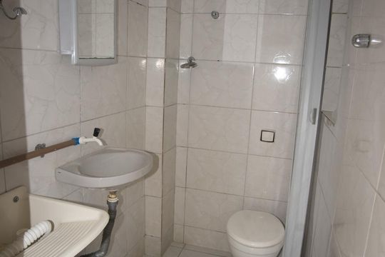 Banheiro de kitnet/studio para alugar com 1 quarto, 40m² em Centro, Rio de Janeiro