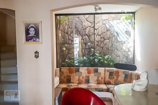 Sala de casa à venda com 3 quartos, 235m² em Jardim das Vertentes, São Paulo