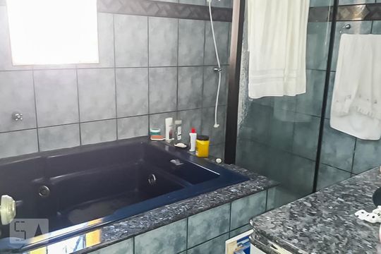 Banheiro de casa à venda com 3 quartos, 235m² em Jardim das Vertentes, São Paulo