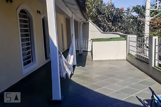 Quintal de casa à venda com 3 quartos, 235m² em Jardim das Vertentes, São Paulo