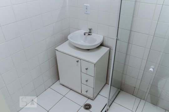 Banheiro de apartamento para alugar com 1 quarto, 40m² em República, São Paulo
