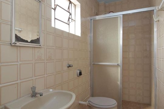 Banheiro de apartamento à venda com 1 quarto, 60m² em Niterói, Canoas