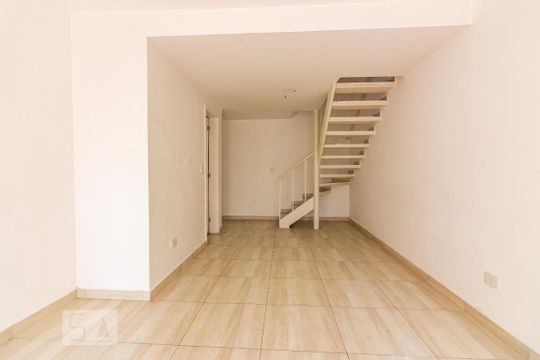 Sala de casa de condomínio à venda com 2 quartos, 80m² em Jardim Sarah, São Paulo