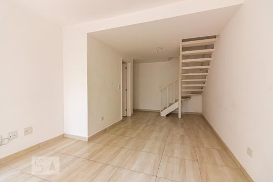 Sala de casa de condomínio à venda com 2 quartos, 80m² em Jardim Sarah, São Paulo