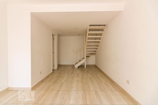 Sala de casa de condomínio à venda com 2 quartos, 80m² em Jardim Sarah, São Paulo
