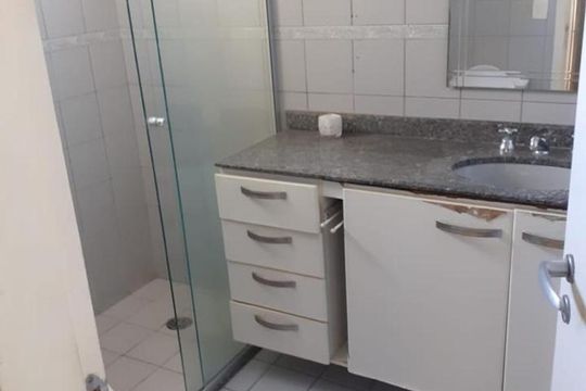 Banheiro da suíte 2 de apartamento para alugar com 3 quartos, 110m² em Vila Progredior, São Paulo