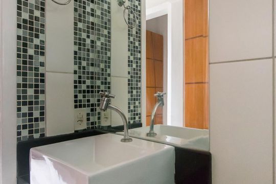 Banheiro de apartamento à venda com 2 quartos, 47m² em Jardim Márcia, Campinas