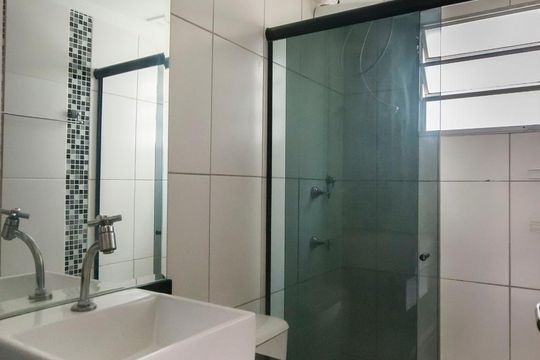 Banheiro de apartamento à venda com 2 quartos, 47m² em Jardim Márcia, Campinas