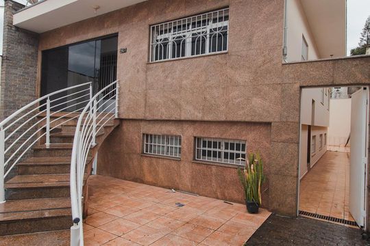 Fachada de casa à venda com 3 quartos, 450m² em Chácara Belenzinho, São Paulo