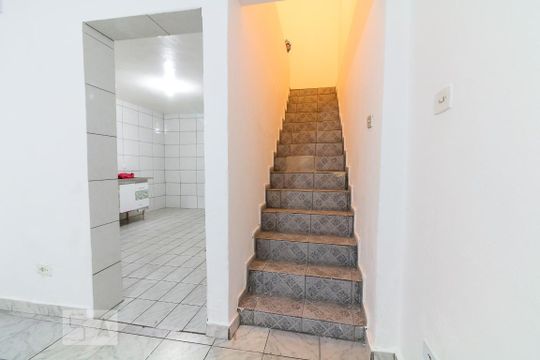 Escada para os quartos de casa de condomínio para alugar com 2 quartos, 45m² em Cocaia, Guarulhos