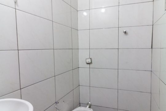 Banheiro de casa de condomínio para alugar com 2 quartos, 45m² em Cocaia, Guarulhos