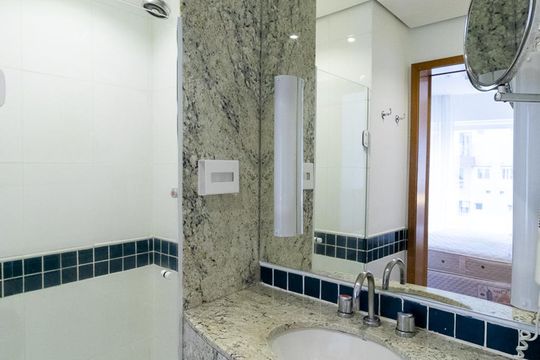 Banheiro de kitnet/studio para alugar com 1 quarto, 30m² em Paraíso, São Paulo