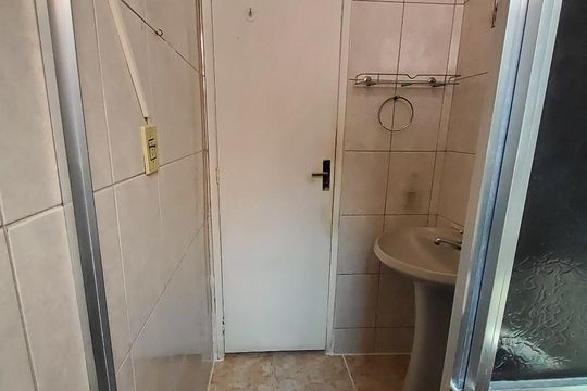 Banheiro de apartamento para alugar com 2 quartos, 42m² em Taquara, Rio de Janeiro