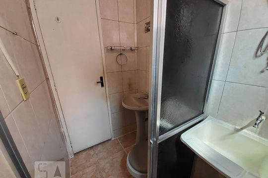 Banheiro de apartamento para alugar com 2 quartos, 42m² em Taquara, Rio de Janeiro