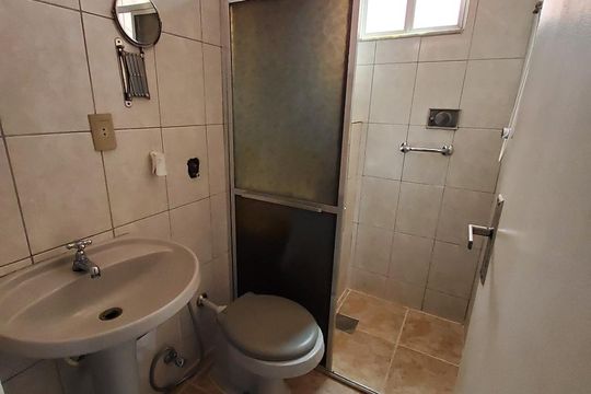 Banheiro de apartamento para alugar com 2 quartos, 42m² em Taquara, Rio de Janeiro
