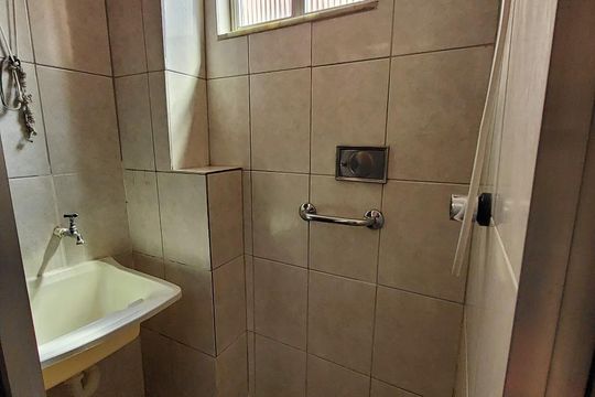 Banheiro de apartamento para alugar com 2 quartos, 42m² em Taquara, Rio de Janeiro