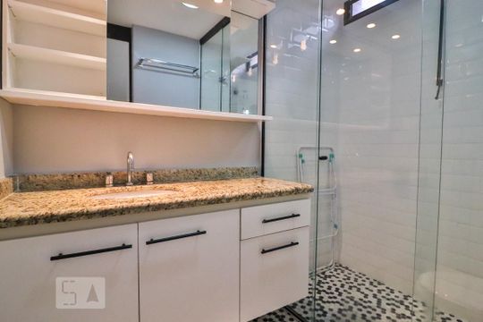 Banheiro de apartamento à venda com 1 quarto, 42m² em Vila Madalena, São Paulo