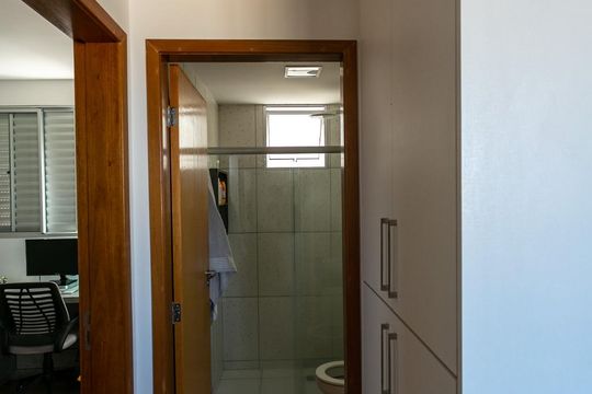 Corredor de apartamento à venda com 2 quartos, 55m² em Fernão Dias, Belo Horizonte