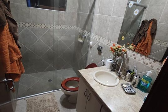 Banheiro de casa à venda com 4 quartos, 192m² em Vila Firmiano Pinto, São Paulo
