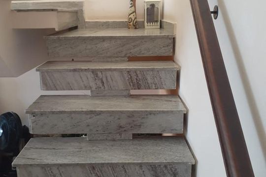 Escada de casa à venda com 4 quartos, 192m² em Vila Firmiano Pinto, São Paulo