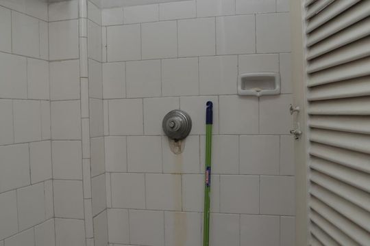 banheiro de serviço de apartamento para alugar com 3 quartos, 125m² em Tijuca, Rio de Janeiro