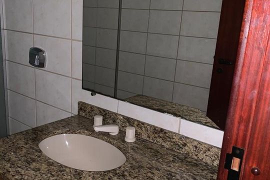 Banheiro de apartamento para alugar com 1 quarto, 46m² em Centro, Curitiba