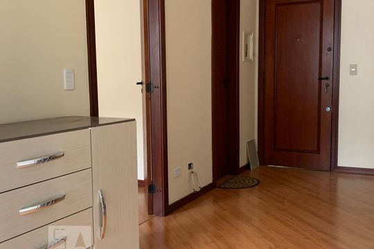 Sala de apartamento para alugar com 1 quarto, 46m² em Centro, Curitiba