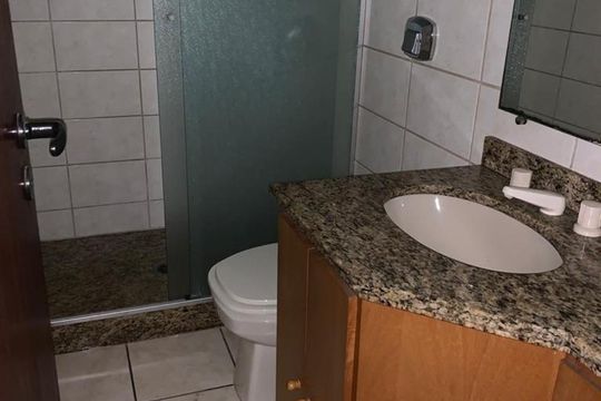 Banheiro de apartamento para alugar com 1 quarto, 46m² em Centro, Curitiba
