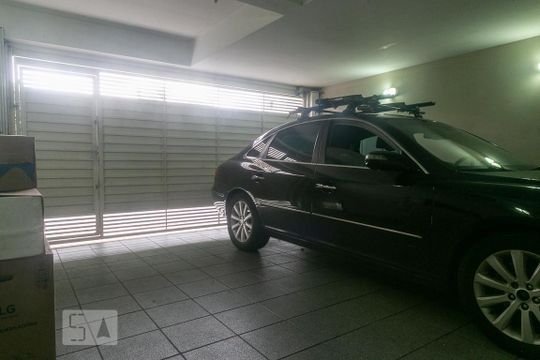 Garagem de casa à venda com 3 quartos, 228m² em Conjunto Residencial Novo Pacaembu, São Paulo