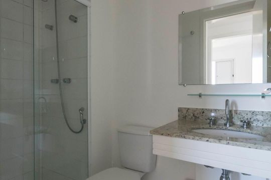 Banheiro social de apartamento à venda com 3 quartos, 69m² em Vila Brasílio Machado, São Paulo